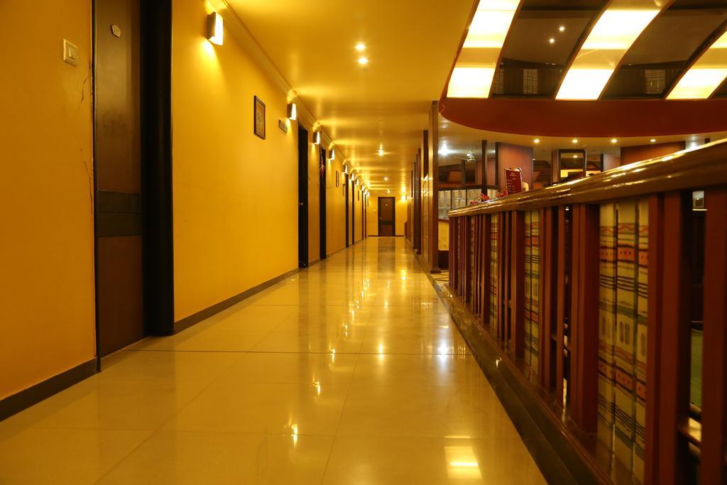 Hotel Metropolis Хубли Екстериор снимка