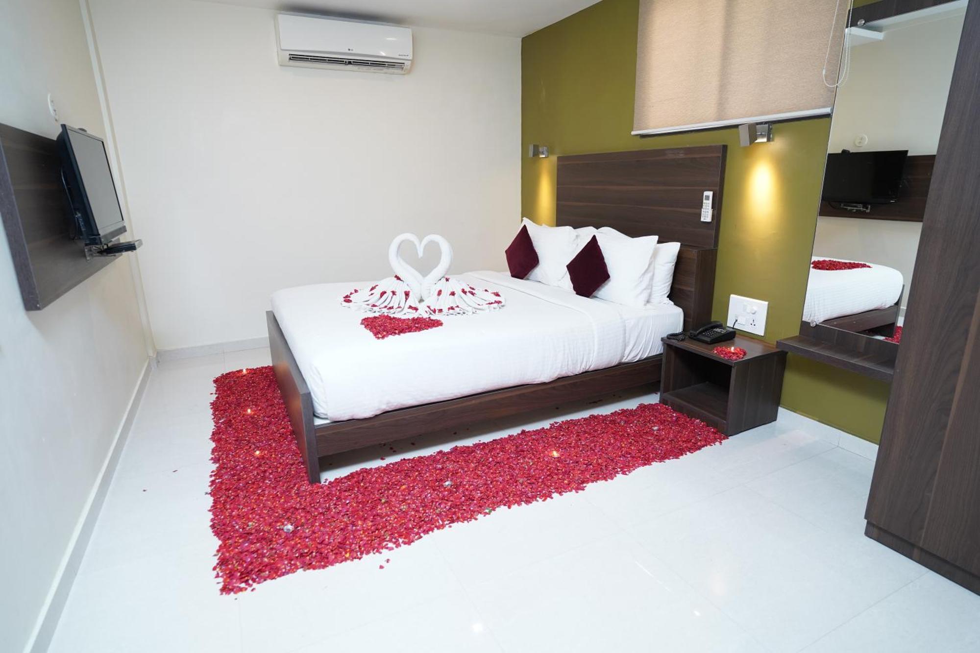 Hotel Metropolis Хубли Екстериор снимка