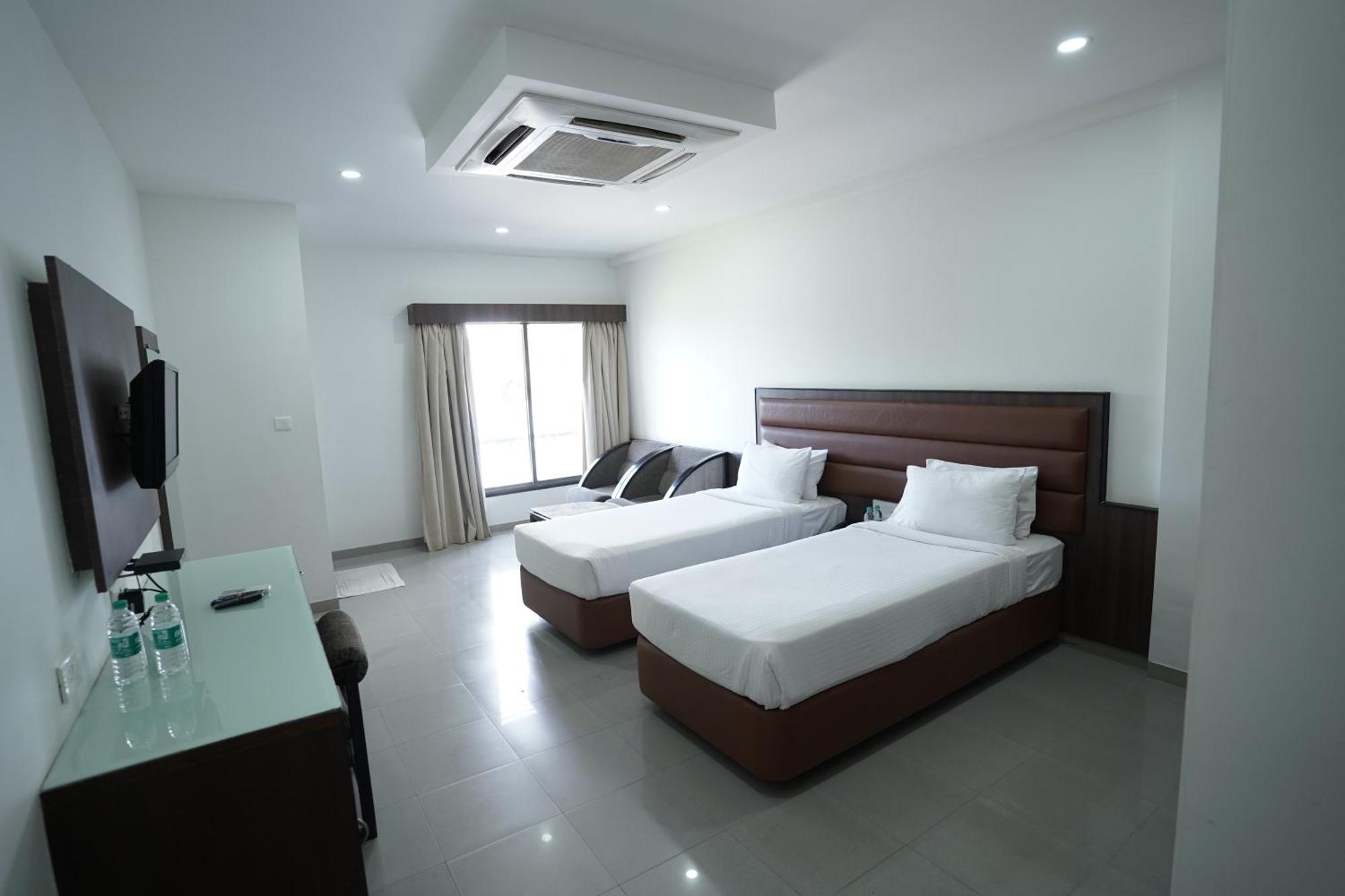 Hotel Metropolis Хубли Екстериор снимка