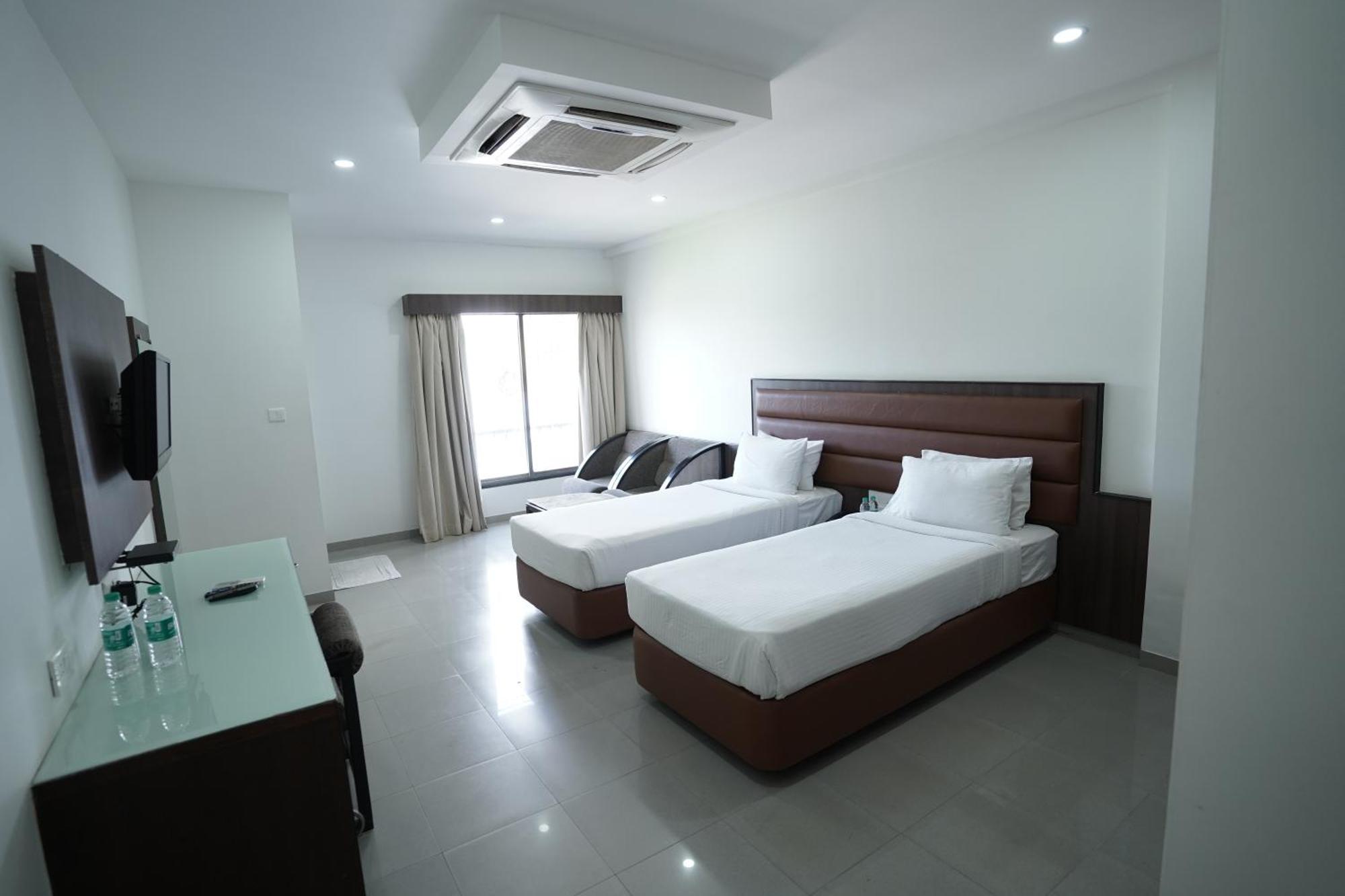 Hotel Metropolis Хубли Екстериор снимка