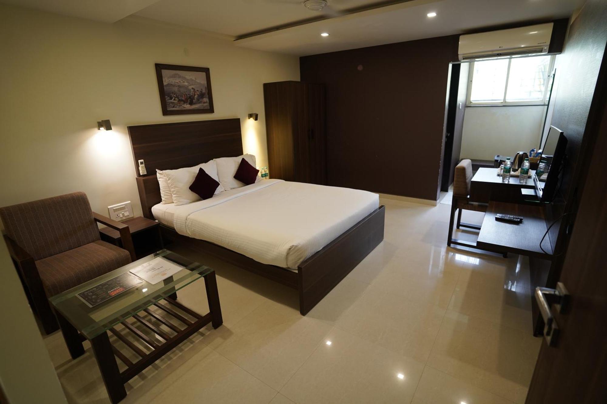 Hotel Metropolis Хубли Екстериор снимка
